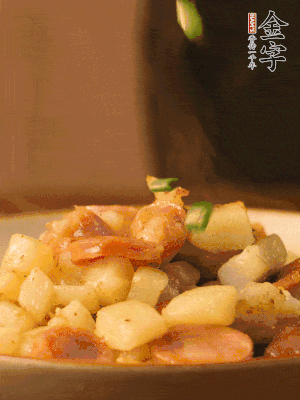 翻炒均勻，撒上蔥花后即可。