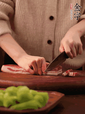 金字淡咸肉切片，冷水入鍋，加姜片、料酒略焯水。同步，五花肉切塊焯水。