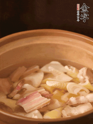 春筍、咸肉、咸肉一起入砂鍋，加姜片、料酒、清水大火煮沸到湯色變白。轉(zhuǎn)小火慢篤半小時。