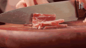 200g金字淡咸肉、100g冬筍、100g香干分別切細(xì)丁。