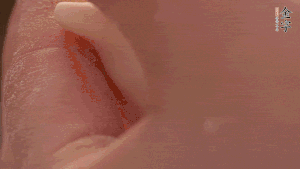 取一小團(tuán)面，用掌心搓成小球狀，從小球中心捏窩，放入餡料，封口后，留出小尾巴。