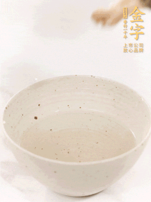 羊肚菌流水洗凈2遍后，溫水泡發(fā)15-20分鐘。