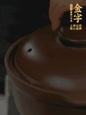 雞、火腿、姜片一起放入砂鍋中，大火轉小火燉2小時。