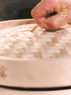 醬鴨半只加姜片、蔥、黃酒上鍋蒸20分鐘。