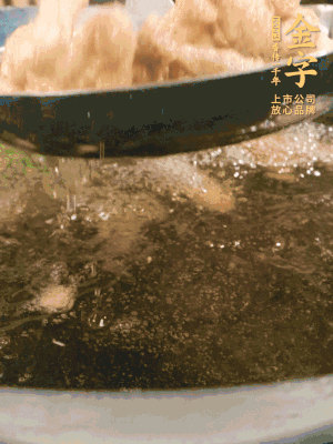 金字小酥肉熱油入鍋，炸3-4分鐘，炸到金黃酥脆。