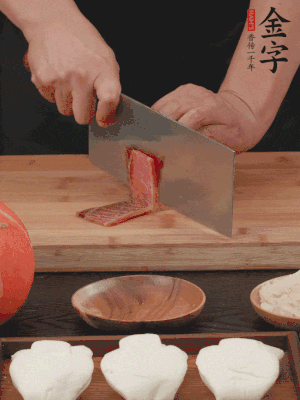 金字火腿上方切薄片。