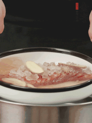 置于盤(pán)中，加冰糖100g、黃酒100g、水200g，上鍋蒸20分鐘。