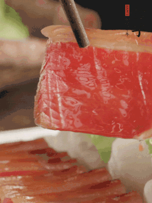 吃的時(shí)候，把薄片火腿放入荷葉夾中就可以了。