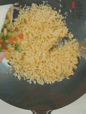 下豌豆粒、胡蘿卜粒、玉米粒。（買現(xiàn)成冷凍的雜菜即可，非常方便）