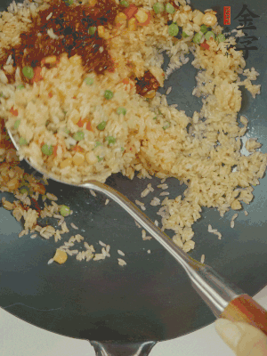 翻炒熟后，加金字火腿XO醬。