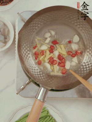 油7成熱時，下大蒜粒、姜絲、小米辣煸香。