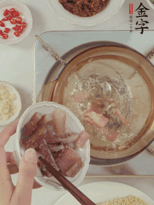 魷魚熱水下鍋，焯水備用。