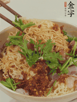 倒上醬汁攪拌均勻即可。