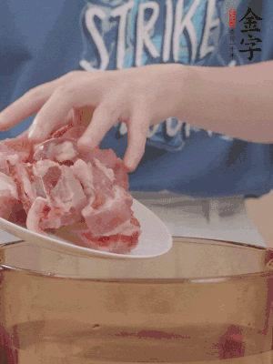排骨剁小塊，加姜片、料酒沸水下鍋焯水。