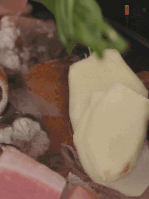 加姜片、蔥結(jié)、料酒。