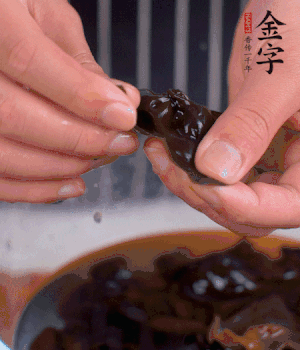 木耳冷水泡發(fā)，處理成小塊。（如果是小木耳就不用切了）