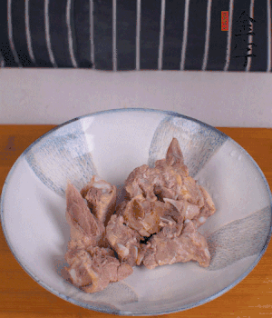 排骨加1勺黃酒、1勺蠔油、1勺玉米淀粉、1/4勺胡椒粉腌制半小時(shí)。