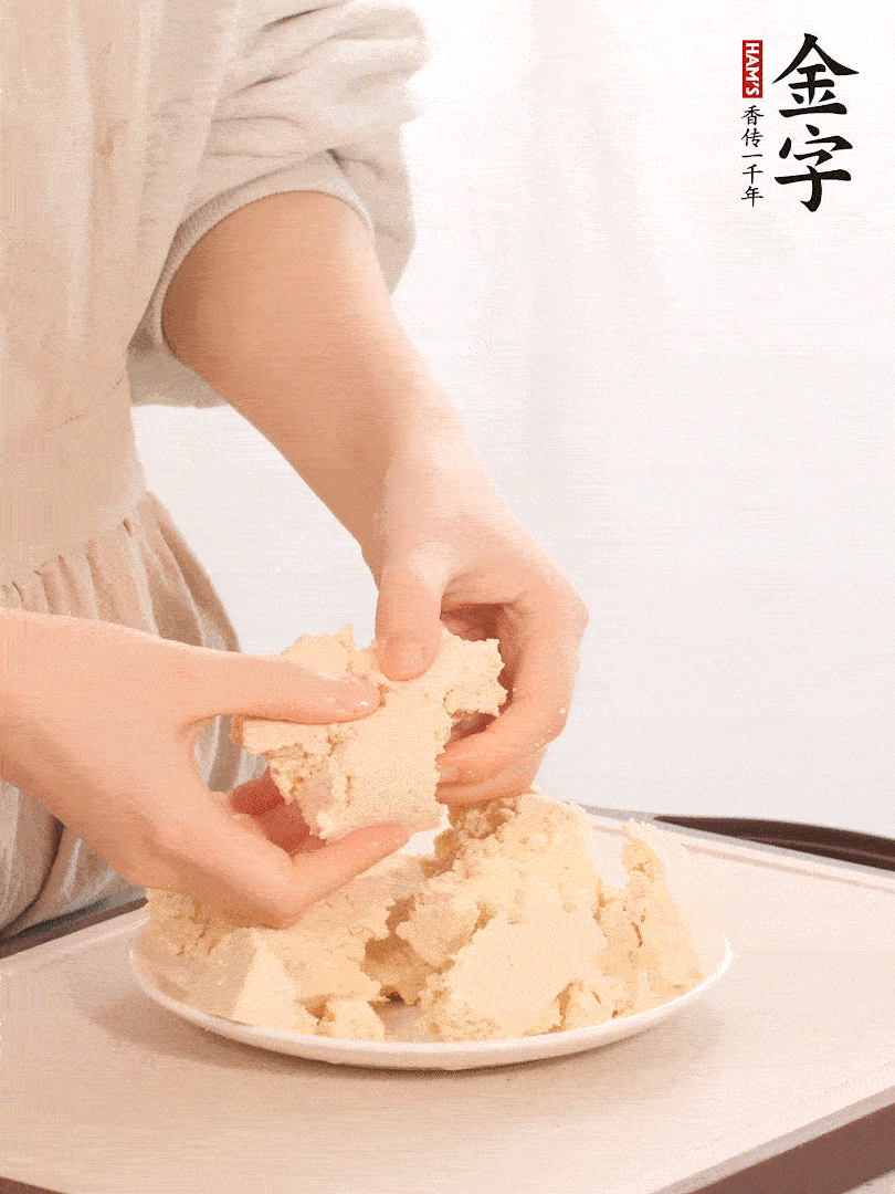 老豆腐用手掰成塊。