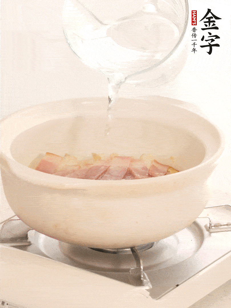 放入火腿片，加開水，再加入豆腐