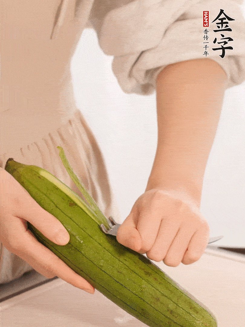 絲瓜去皮切滾刀塊用鹽殺一下水分洗凈。