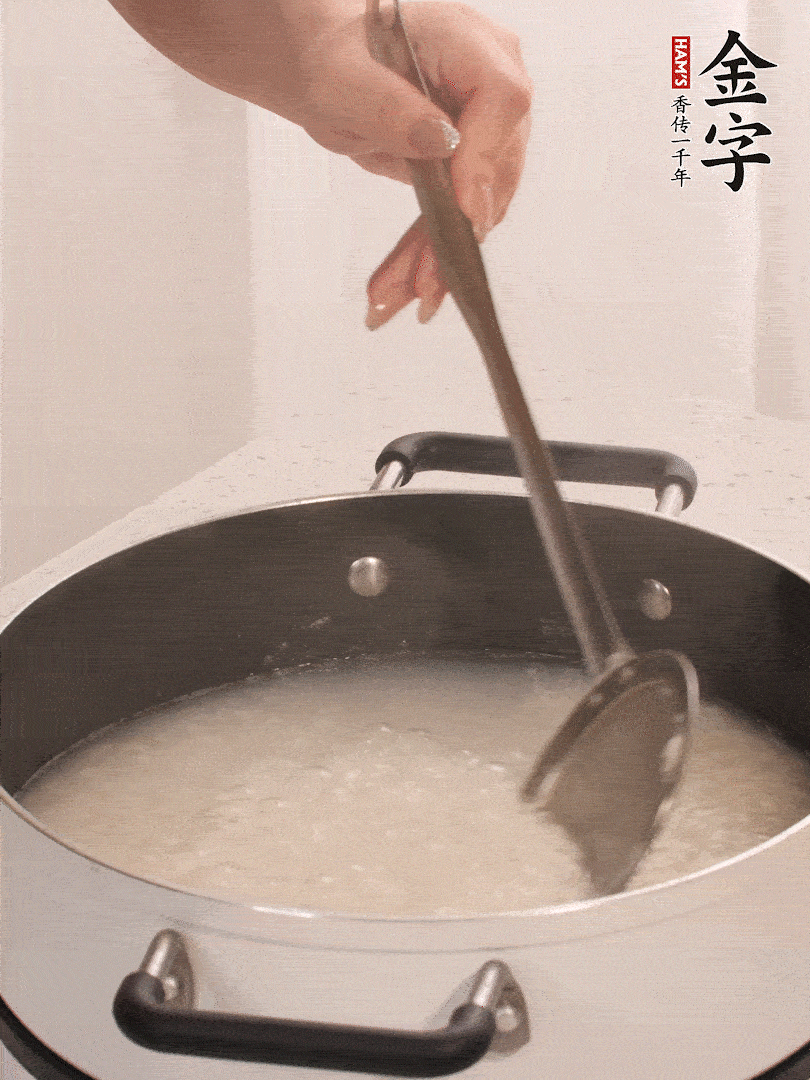 香菇、土豆、胡蘿卜、金字土香腸切小塊。