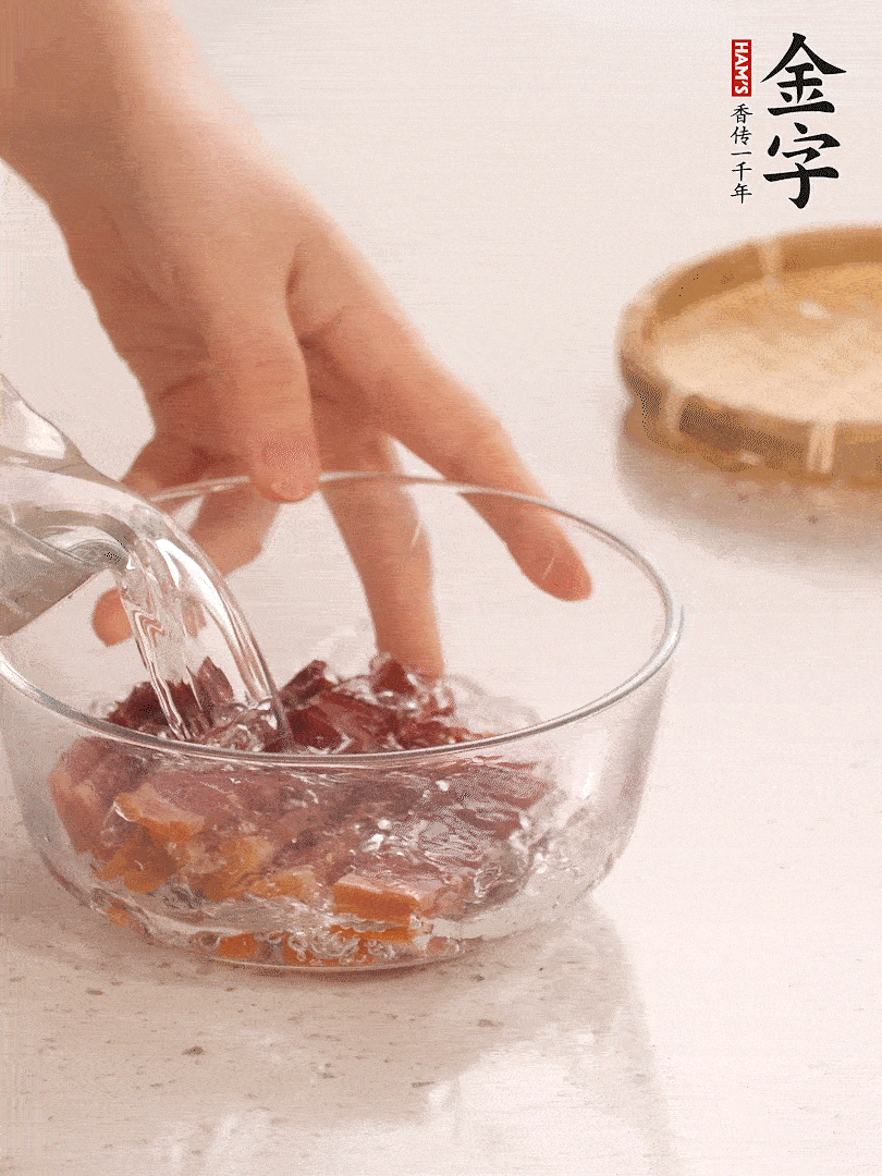 金字火腿切片，溫水泡5分鐘。