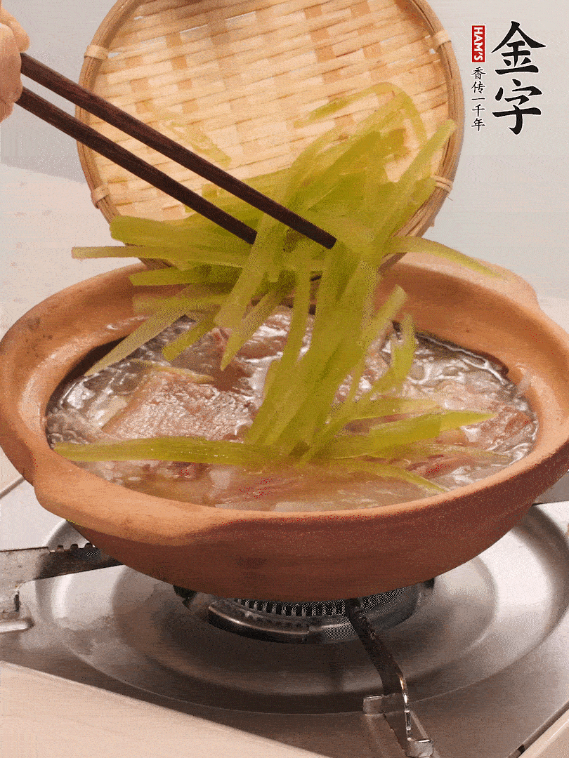 倒入熱水煮開后，轉(zhuǎn)小火燉煮10分鐘，呈奶白色湯底。