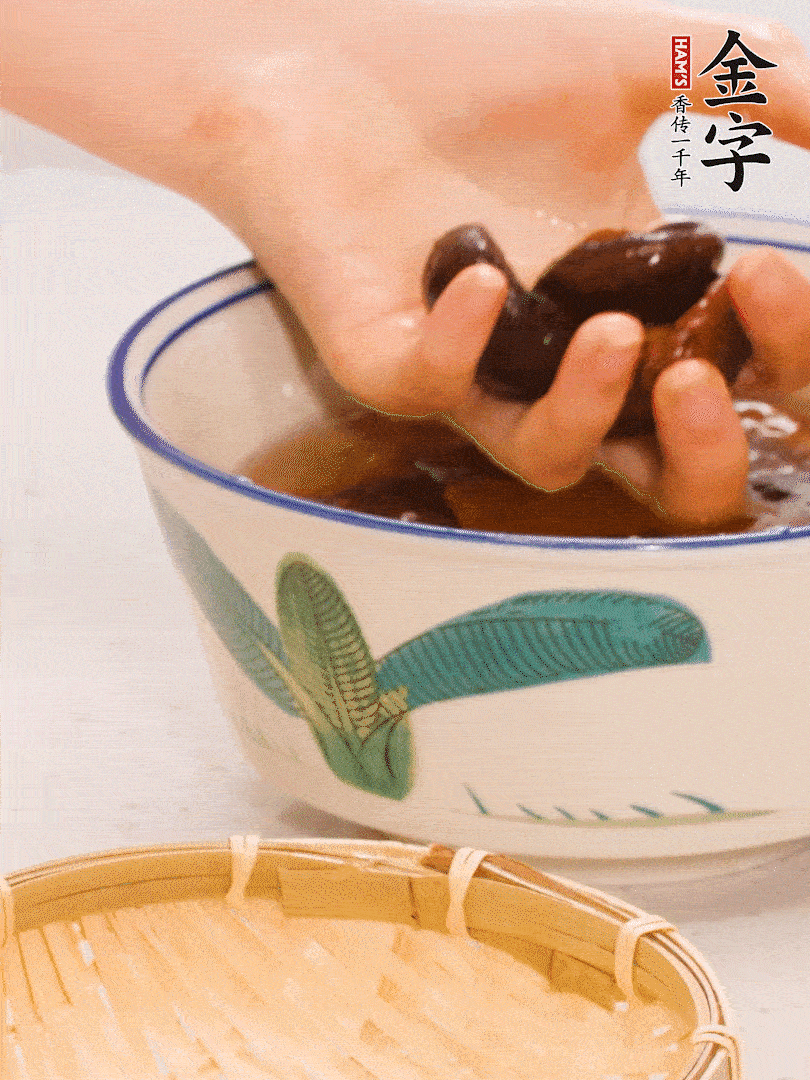 干香菇提前泡發(fā)切片，泡香菇水留著備用。