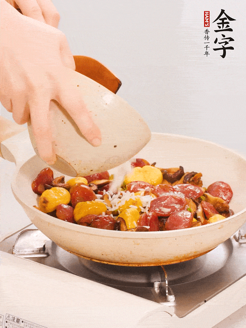 把米淘洗干凈，放入切好的香菇、板栗、毛豆。