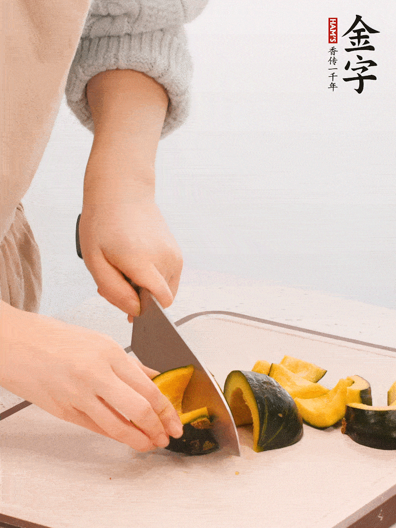 貝貝南瓜切小塊，生姜切成姜絲。