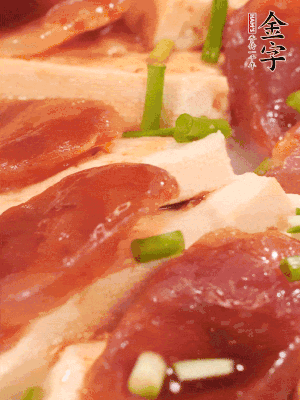 調(diào)一個(gè)醬汁：2勺生抽、1勺蠔油、半勺白糖、1勺淀粉、半碗清水調(diào)成料汁燒開(kāi)