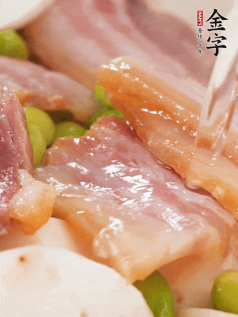 倒入芋艿、熟毛豆，翻炒均勻，加1小碗水煮開