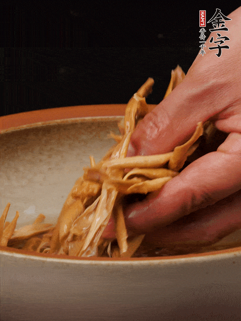 農(nóng)家土筍尖提前泡軟，用刀劃成細絲，這樣會更加入味。