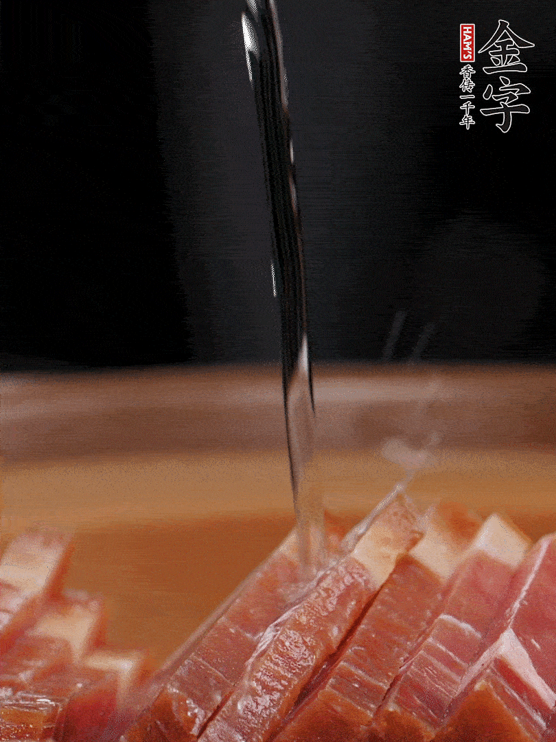 金字火腿切片，放入溫水中泡10分鐘，金字土香腸斜切成片。千張切成細條。