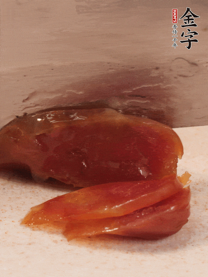 臘腸煮熟后，切薄片