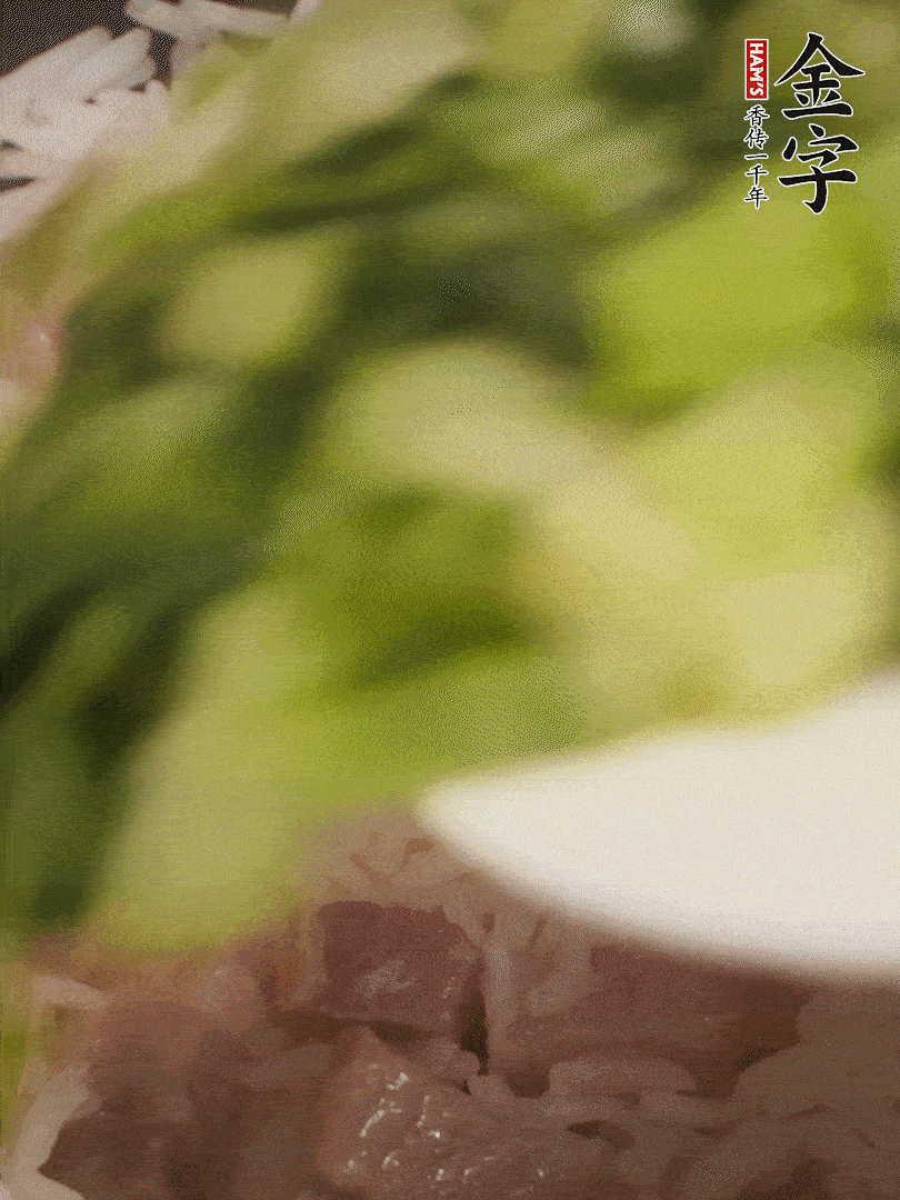 將燜煮好的米飯，倒入炒熟的蔬菜中，翻炒均勻鍆繼續(xù)燜煮5分鐘