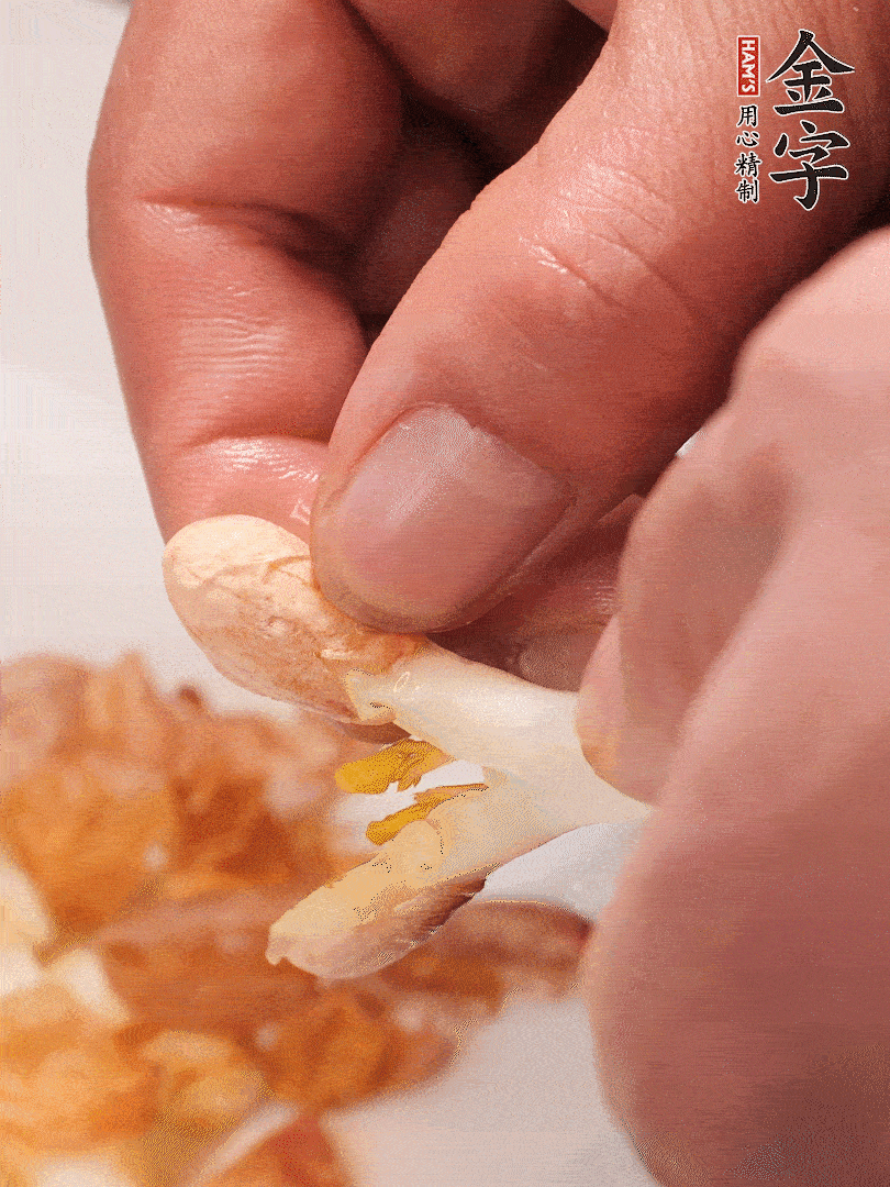 花生芽切段。開水焯水1分鐘，去掉頂部的花生皮