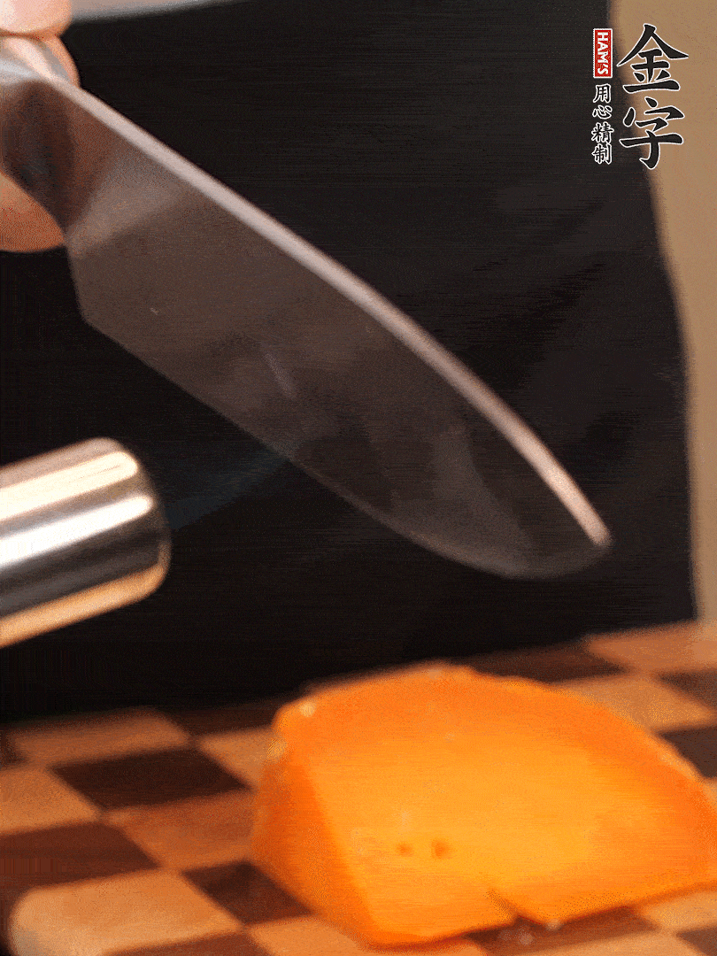 間隔擺上哈密瓜、奶酪、迷迭香、核桃仁