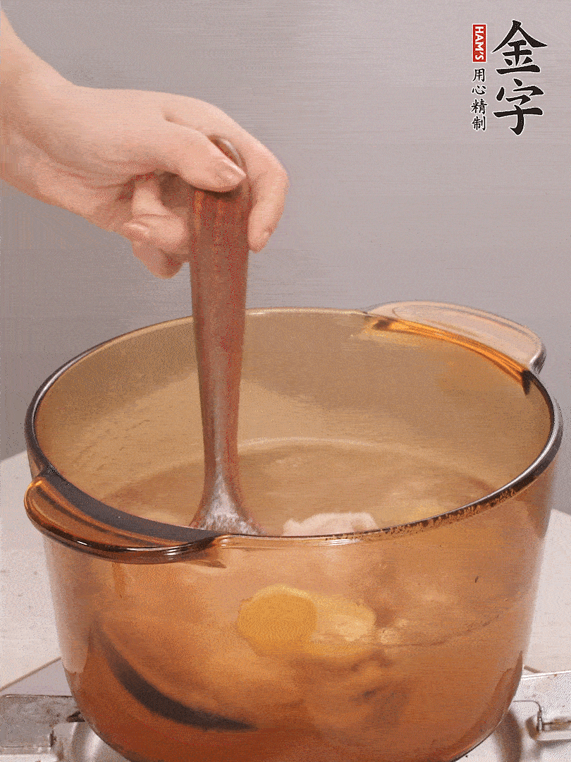 鴨肉、白果、火腿、生姜一起放入砂鍋，清水沒過食材，大火燉煮1小時