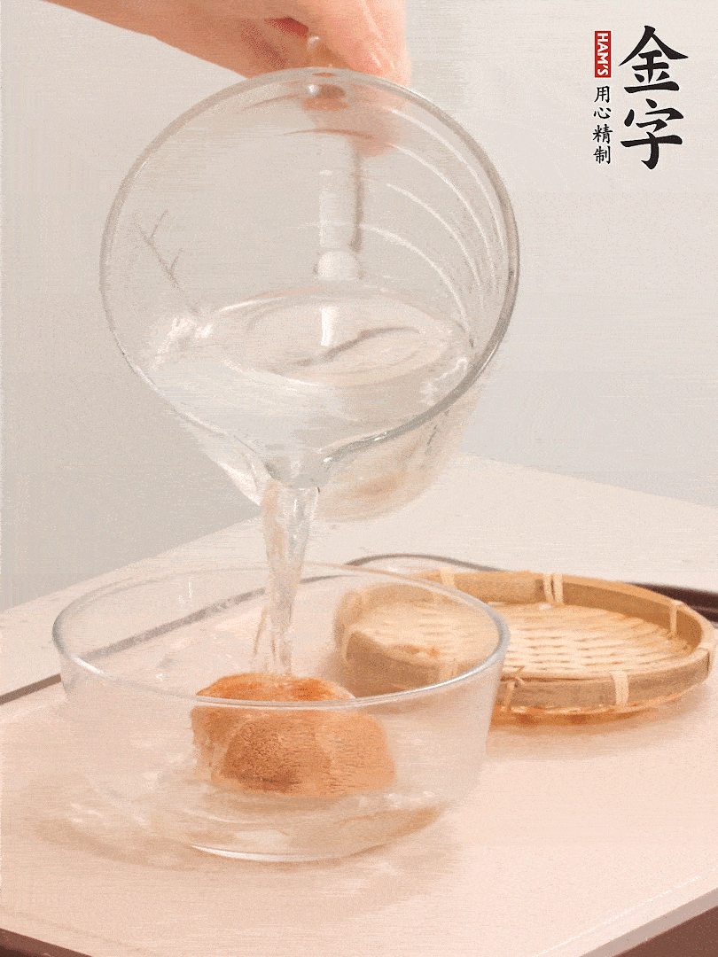 猴頭菇至少泡發(fā)半小時(shí)，將浸泡后的黃水?dāng)D干；