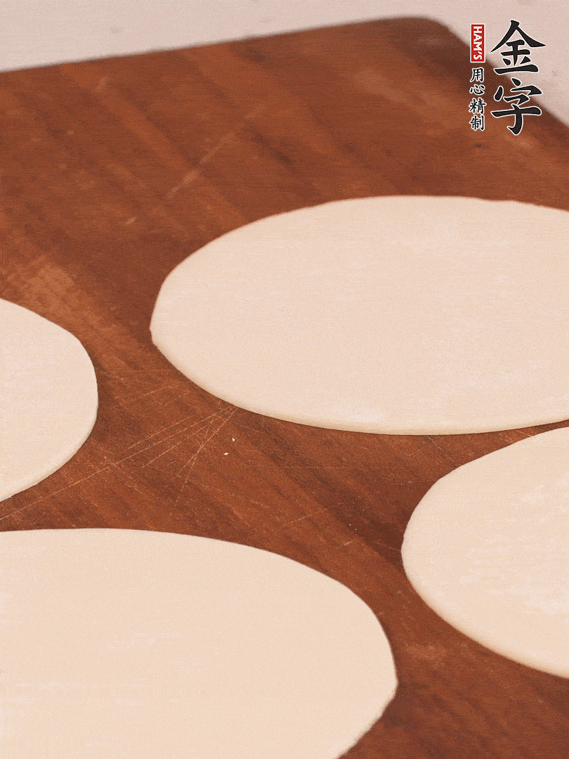 餃子皮均勻抹油，10張疊在一起，搟面杖搟開