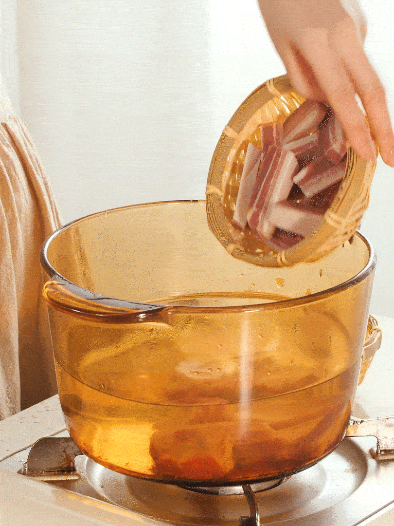 咸肉、排骨加料酒 蔥段 生姜 一起冷水下鍋焯水撈出