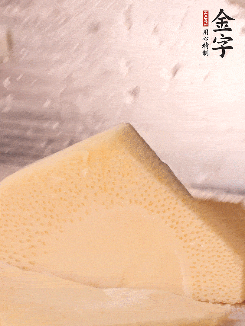 冬筍處理干凈，切滾刀塊，開水焯燙去除澀味