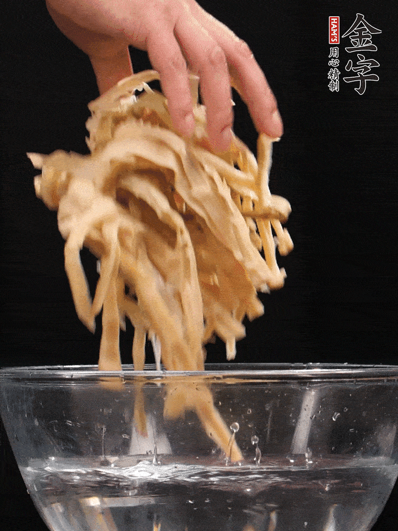 天目山筍干1把，清洗表面鹽分，用手撕成長條