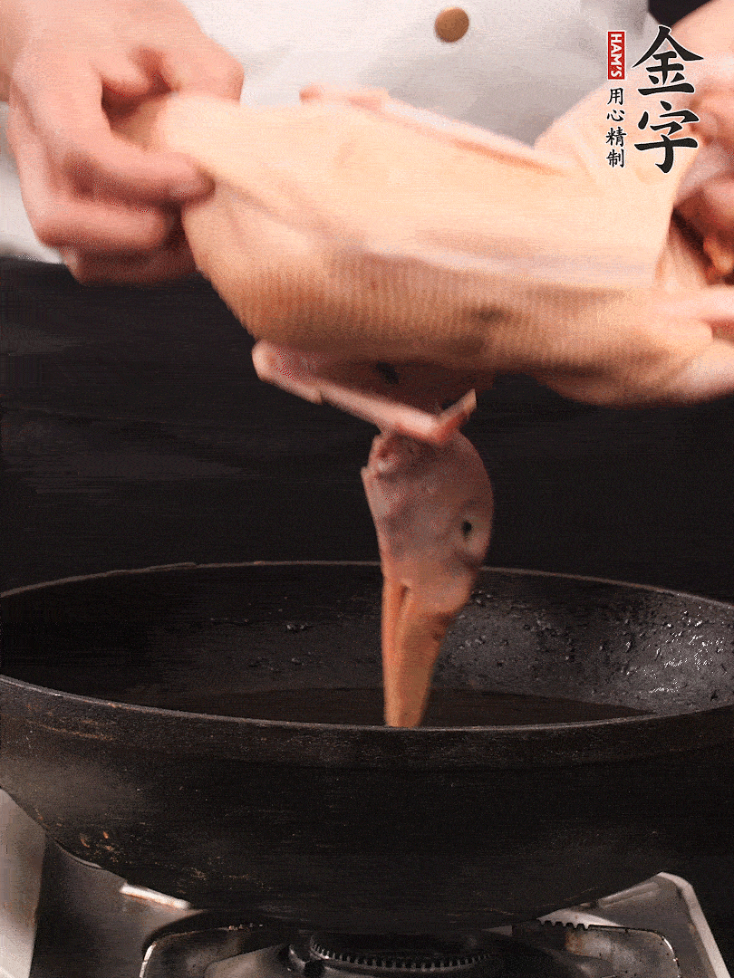 處理干凈的老鴨1只，黃酒小半碗，姜幾片，一起放入冷水，煮沸焯水3分鐘，去除血沫