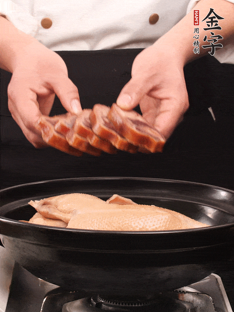 老鴨、金字火腿蹄片、筍干、姜片、蔥結(jié)，清水沒過鴨身2cm，加黃酒小半碗