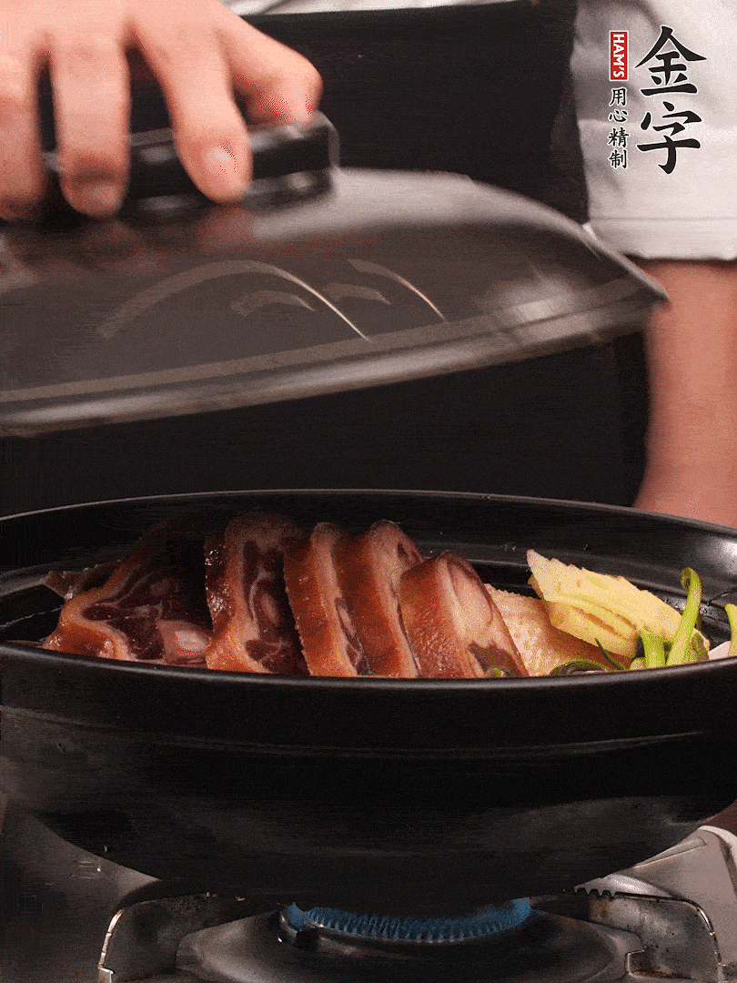 砂鍋蓋蓋子密封，大火燒開后轉(zhuǎn)小火，燜煮2小時