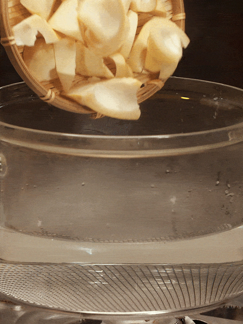 春筍切塊，焯水去除澀味