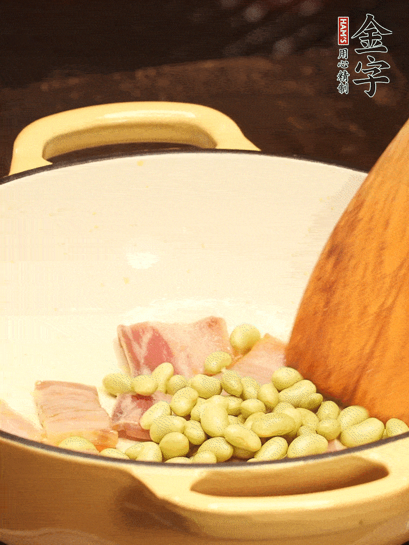 加入青豆、香菇翻炒出香味