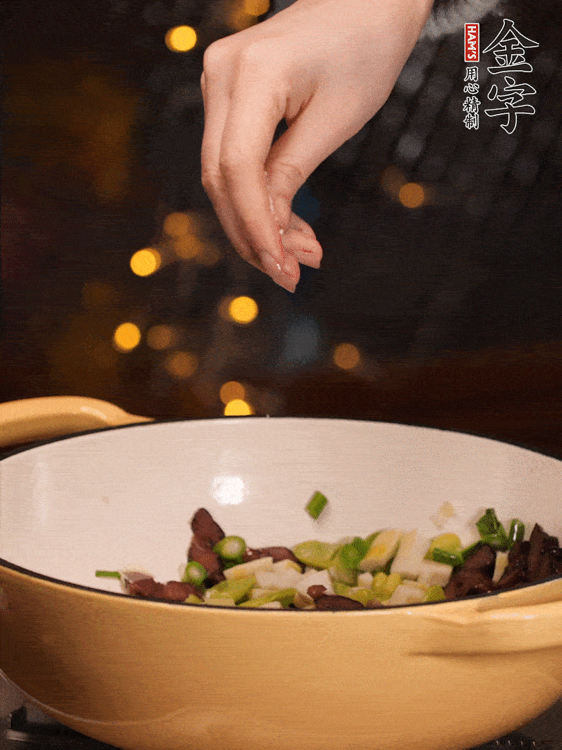 可以加點點水，再加菜苔，加點鹽、味精調(diào)味